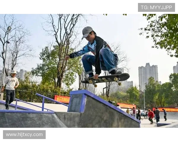 重庆攀岩队在滑板精英赛中的团队协作表现精彩点评与分析